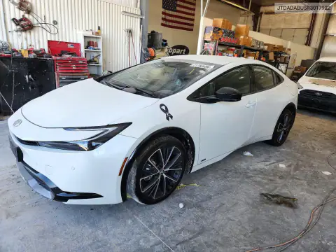 JTDADABU5R3017922 — 2024 Toyota Prius, Боковая часть, фото до ремонта