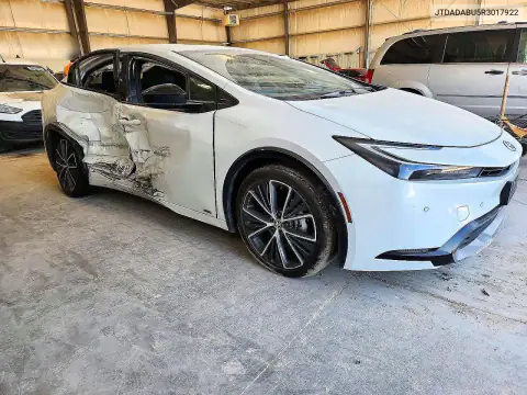 JTDADABU5R3017922 — 2024 Toyota Prius, фото 4 с аукциона Copart, Боковая часть