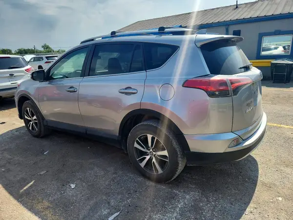 2T3WFREVXGW276998 — 2016 Toyota RAV4, фото 2 с аукциона Copart, Град