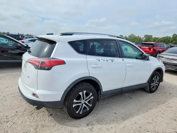 2T3ZFREV9HW317863 — 2017 Toyota RAV4, фото 3 с аукциона Copart 06.10.2026, Мелкие вмятины и царапины