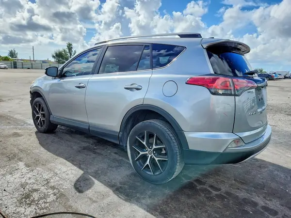 JTMNFREVXJJ175767 — 2018 Toyota RAV4, фото 2 с аукциона Copart, Передняя часть