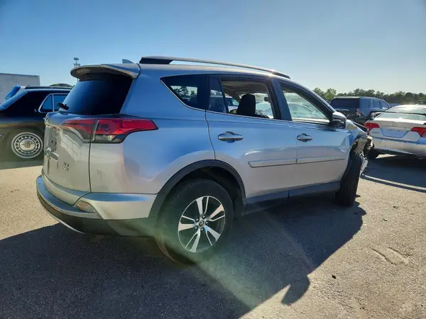 JTMRFREV8JD237554 — 2018 Toyota RAV4, фото 3 с аукциона Copart 07.10.2026, Передняя часть