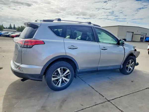 2T3WFREV3JW443466 — 2018 Toyota RAV4, фото 3 с аукциона Copart, Передняя часть