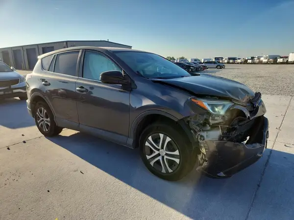 2T3ZFREV4JW410456 — 2018 Toyota RAV4, фото 4 с аукциона Copart, Передняя часть