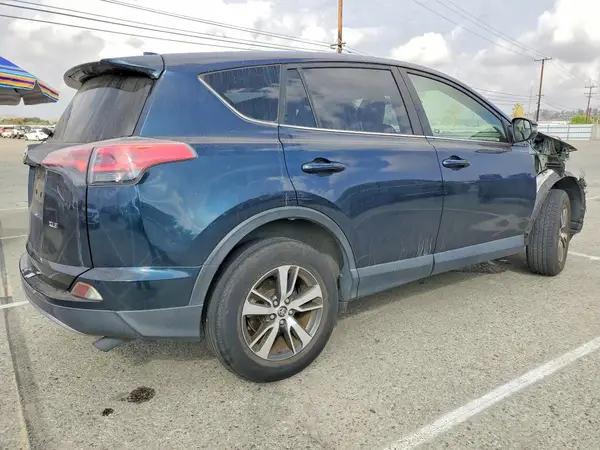 JTMWFREV4JJ752054 — 2018 Toyota RAV4, фото 3 с аукциона Copart, Передняя часть