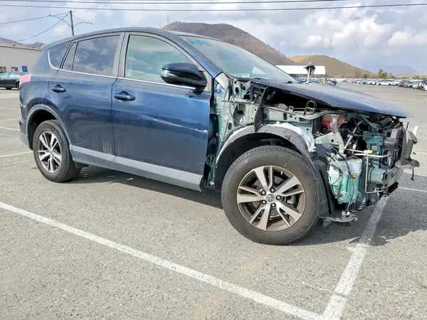 JTMWFREV4JJ752054 — 2018 Toyota RAV4, фото 4 с аукциона Copart, Передняя часть