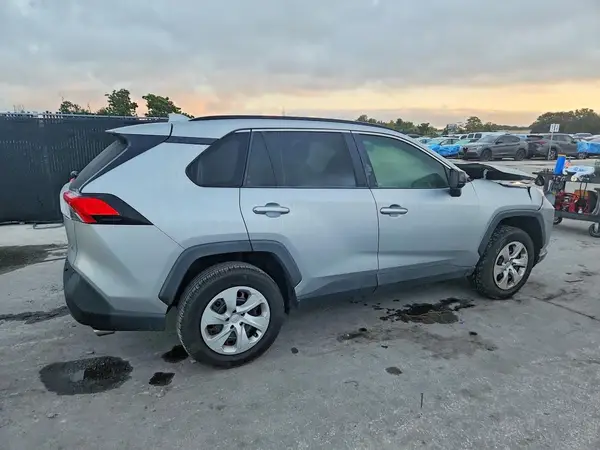2T3H1RFV6MW124704 — 2021 Toyota RAV4, фото 3 с аукциона Copart 01.10.2026, Передняя часть