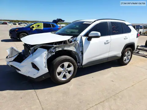 2T3W1RFV9MW106706 — 2021 Toyota RAV4, Передняя часть, фото до ремонта