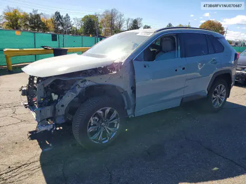 4T3B6RFV1NU070687 — 2022 Toyota RAV4, Передняя часть, фото до ремонта