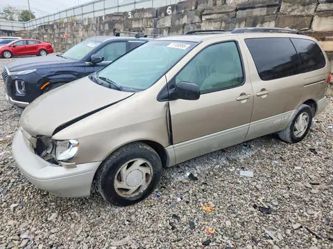 4T3ZF13C7YU278032 — 2000 Toyota Sienna, Передняя часть (Front End), фото до ремонта