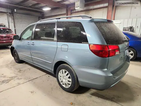 2005 Toyota Sienna Le 7 Passenger VIN 5TDZA23C95S286246 фото 2