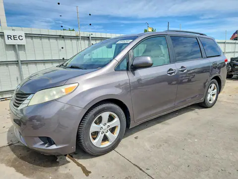 5TDKK3DC0BS037624 — 2011 Toyota Sienna, Мелкие вмятины и царапины (Minor Dent/Scratches), фото до ремонта