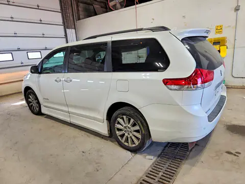 2011 Toyota Sienna Limited 7-Passenger VIN 5TDYK3DCXBS122884 фото 2
