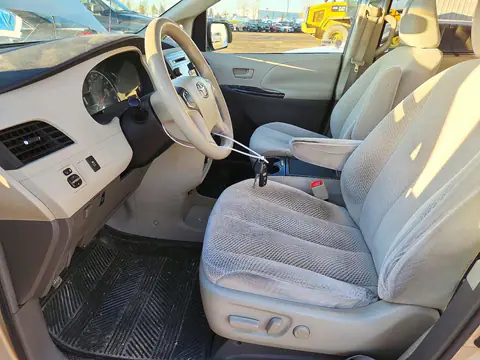 5TDKK3DCXBS075216 — 2011 Toyota Sienna, фото 7 с аукциона Copart 20.10.2026, Передняя часть