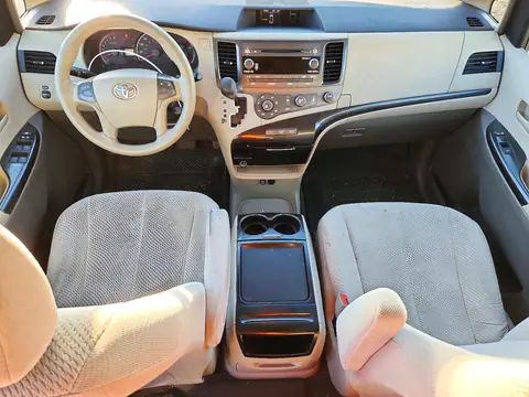 5TDKK3DCXBS075216 — 2011 Toyota Sienna, фото 8 с аукциона Copart 20.10.2026, Передняя часть