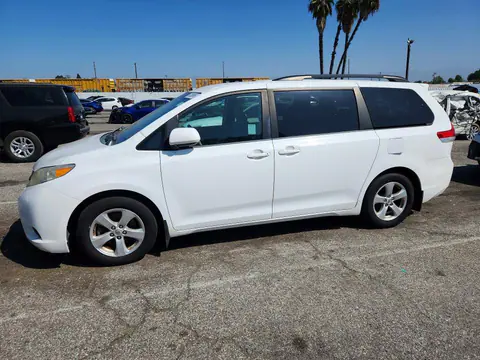 5TDKK3DCXDS346584 — 2013 Toyota Sienna, Мелкие вмятины и царапины (Minor Dent/Scratches), фото до ремонта