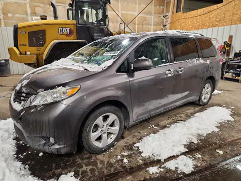 5TDDK3DC6ES092270 — 2014 Toyota Sienna, Мелкие вмятины и царапины (Minor Dent/Scratches), фото до ремонта