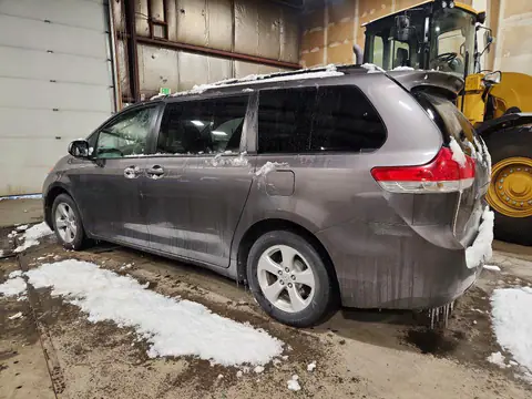 5TDDK3DC6ES092270 — 2014 Toyota Sienna, фото 2 с аукциона Copart 06.10.2026, Мелкие вмятины и царапины