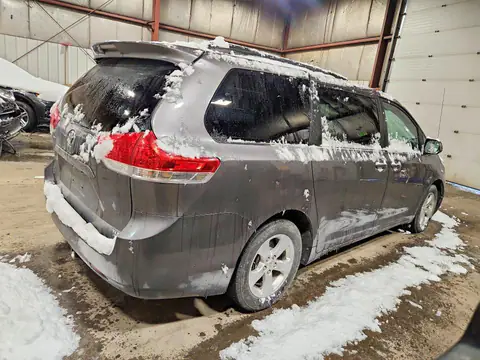 5TDDK3DC6ES092270 — 2014 Toyota Sienna, фото 3 с аукциона Copart 06.10.2026, Мелкие вмятины и царапины