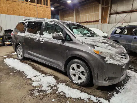 5TDDK3DC6ES092270 — 2014 Toyota Sienna, фото 4 с аукциона Copart 06.10.2026, Мелкие вмятины и царапины
