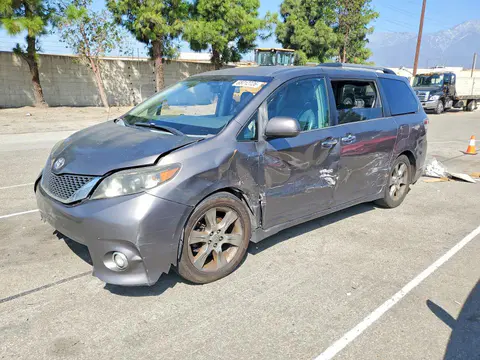 5TDXK3DC4ES412280 — 2014 Toyota Sienna, Повреждения со всех сторон (All Over), фото до ремонта