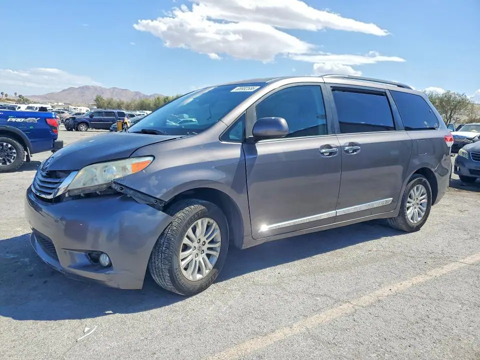 5TDYK3DC9ES499713 Toyota Sienna 2014 — повреждение Передняя часть, фото до ремонта