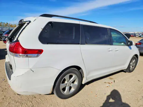 2014 Toyota Sienna VIN 5TDKK3DC7ES502954 фото 3