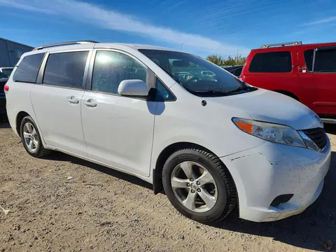 2014 Toyota Sienna VIN 5TDKK3DC7ES502954 фото 4