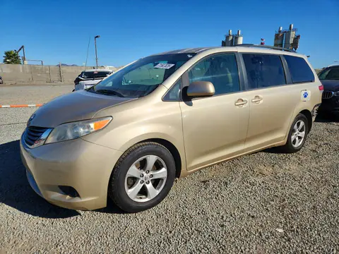 5TDKK3DC8ES406895 — 2014 Toyota Sienna, Задняя часть (Rear End), фото до ремонта