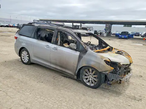 5TDDK3DC1FS096776 — 2015 Toyota Sienna, фото 4 с аукциона Copart 13.10.2026, Пожар салона