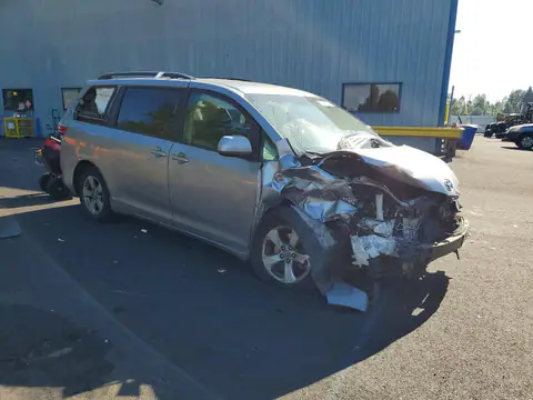 5TDKK3DC9FS587006 — 2015 Toyota Sienna, фото 4 с аукциона Copart 14.10.2026, Передняя часть