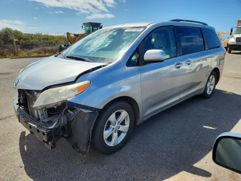 5TDKK3DC2FS532140 — 2015 Toyota Sienna, Передняя часть (Front End), фото до ремонта