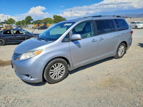 5TDYK3DC5FS609917 — 2015 Toyota Sienna, Задняя часть (Rear End), фото до ремонта