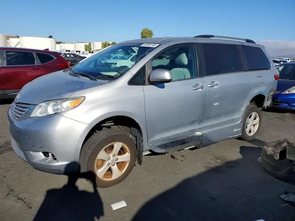 5TDKK3DC9GS692341 — 2016 Toyota Sienna, Задняя часть (Rear End), фото до ремонта