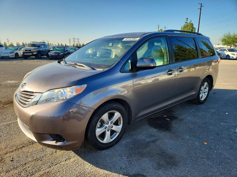 2016 Toyota Sienna VIN 5TDKK3DC1GS762432 фото 1