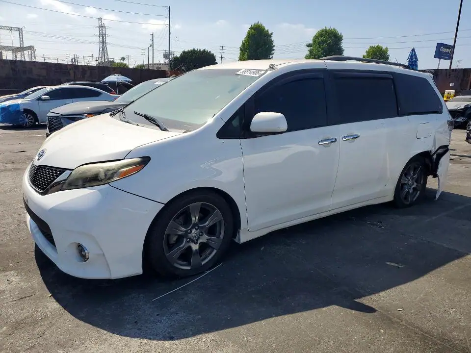 5TDXZ3DC2HS786712 Toyota Sienna 2017 — повреждение Задняя часть, фото до ремонта