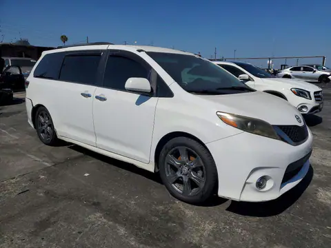 5TDXZ3DC2HS786712 — 2017 Toyota Sienna, фото 4 с аукциона Copart 14.10.2026, Задняя часть