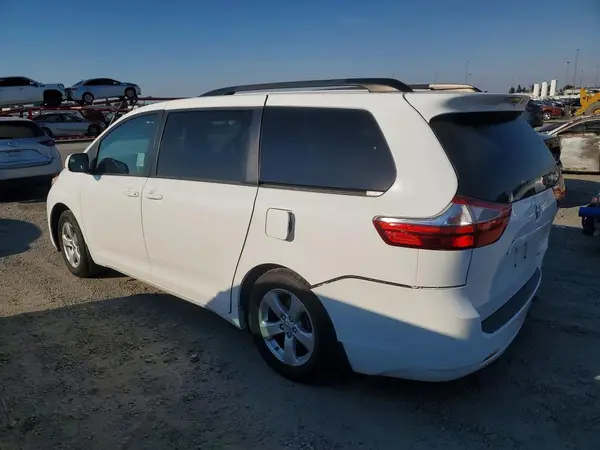 5TDKZ3DC8HS879597 — 2017 Toyota Sienna, фото 2 с аукциона Copart 29.09.2026, Боковая часть