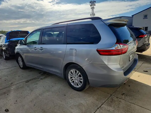 5TDYZ3DC5HS869605 — 2017 Toyota Sienna, фото 2 с аукциона Copart, Передняя часть