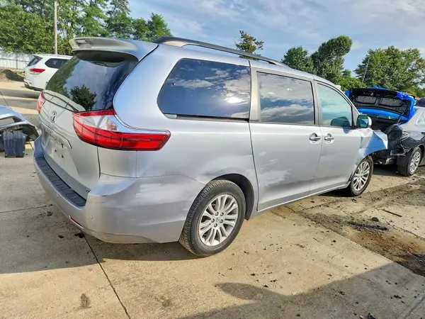 5TDYZ3DC5HS869605 — 2017 Toyota Sienna, фото 3 с аукциона Copart, Передняя часть