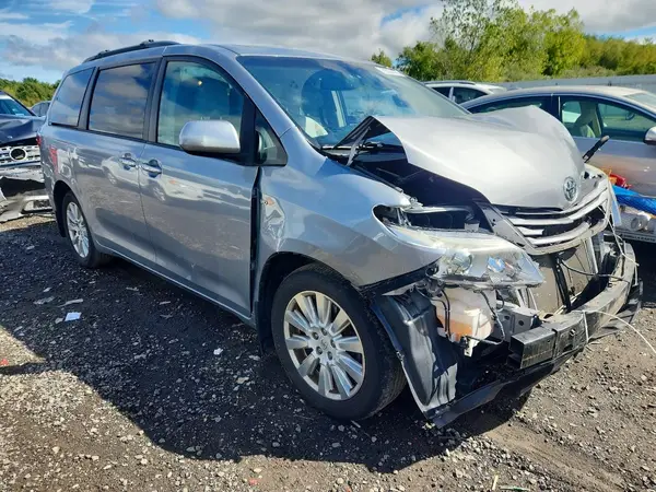 5TDDZ3DC5HS168674 — 2017 Toyota Sienna, фото 4 с аукциона Copart, Передняя часть