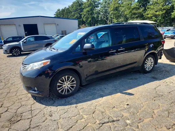 5TDYZ3DCXHS863993 — 2017 Toyota Sienna, Задняя часть (Rear End), фото до ремонта