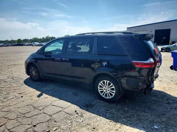 5TDYZ3DCXHS863993 — 2017 Toyota Sienna, фото 2 с аукциона Copart, Задняя часть