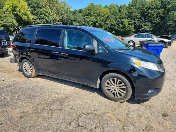 5TDYZ3DCXHS863993 — 2017 Toyota Sienna, фото 4 с аукциона Copart, Задняя часть