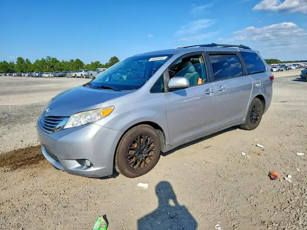 5TDYZ3DC4HS777191 — 2017 Toyota Sienna, Подтопление (Water/Flood), фото до ремонта