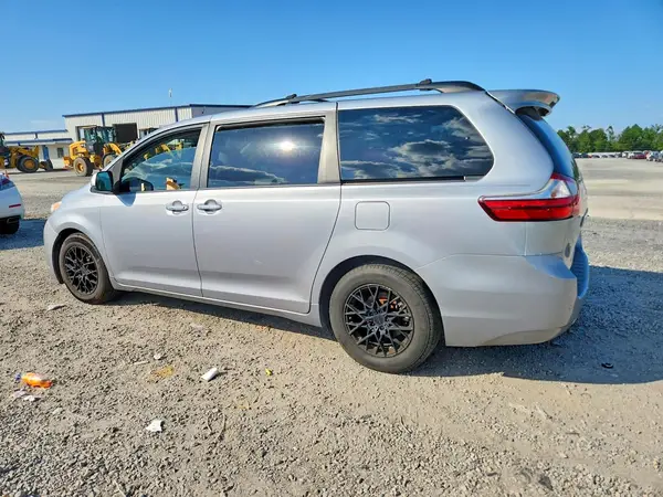 5TDYZ3DC4HS777191 — 2017 Toyota Sienna, фото 2 с аукциона Copart, Подтопление
