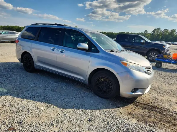 5TDYZ3DC4HS777191 — 2017 Toyota Sienna, фото 4 с аукциона Copart, Подтопление
