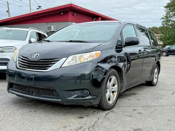5TDKZ3DC2HS827477 — 2017 Toyota Sienna, Задняя часть (Rear End), фото до ремонта