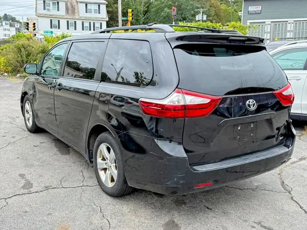 5TDKZ3DC2HS827477 — 2017 Toyota Sienna, фото 2 с аукциона Copart, Задняя часть