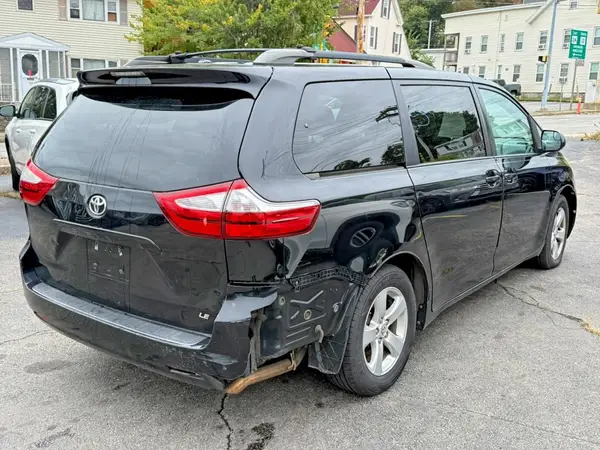 5TDKZ3DC2HS827477 — 2017 Toyota Sienna, фото 3 с аукциона Copart, Задняя часть